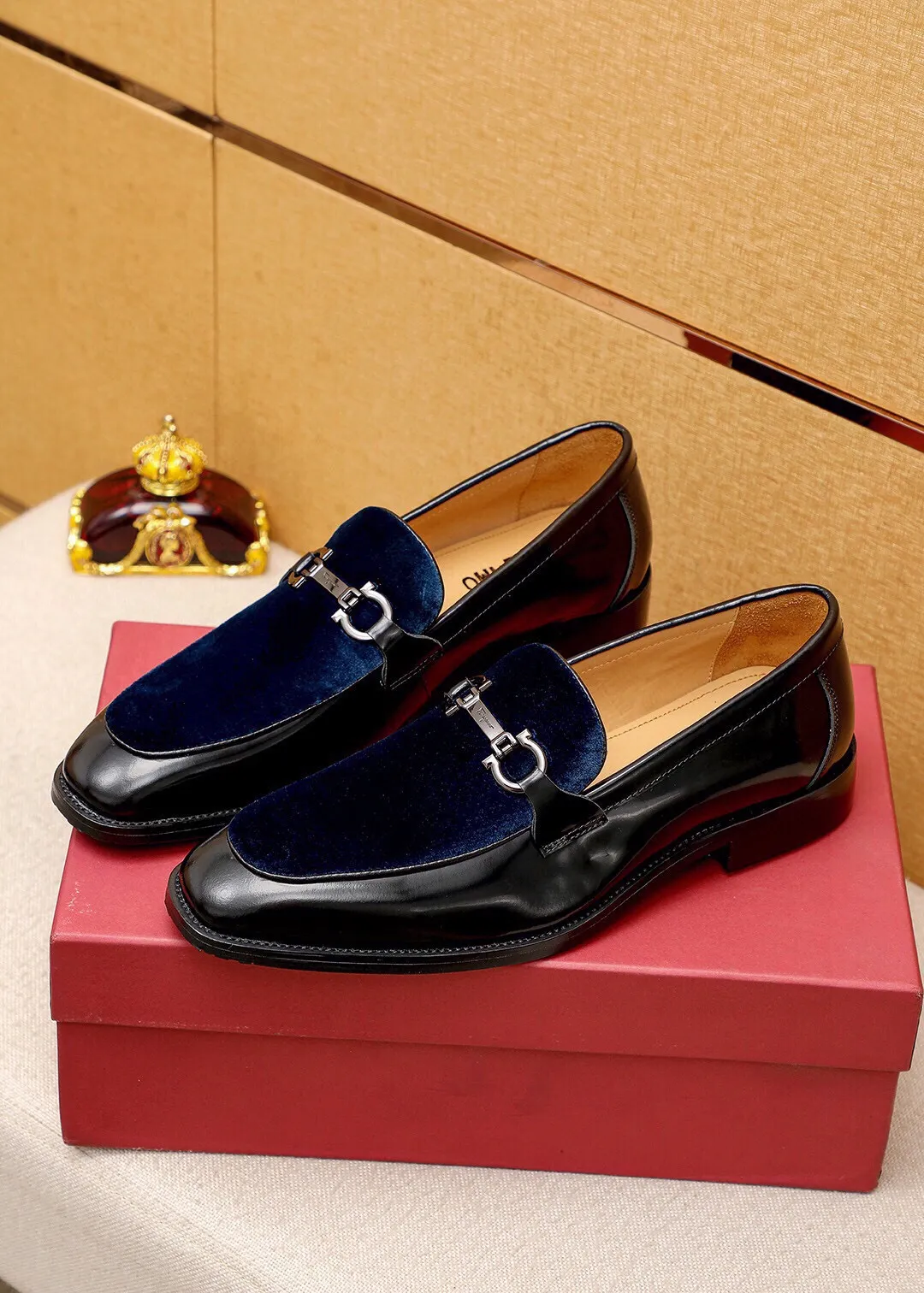 Men's shoes 💰460 💐 Product trademark: Ferragamo "Ferragamo" casual leather shoes Regular size: 38-44 (45.46.47🉑️Customized) Product materials: Selected imported top-layer high mercerized calfskin upper + luxury hardware buckle, imported water-dyed cow leather lining. Strong three-dimensional visual effect, rubber outsole Color: 2⃣️colors available